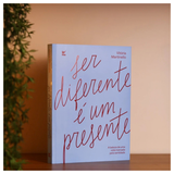 [PRÉ-VENDA] Ser Diferente é Um Presente - Vitória Martinello