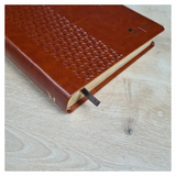 Bíblia Sagrada Bilíngue - Português E Inglês - NVI - Letra Normal - Capa Luxo Marrom