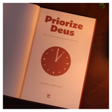 Devocional Priorize Deus 2026 - Mocha - Michel Simplício